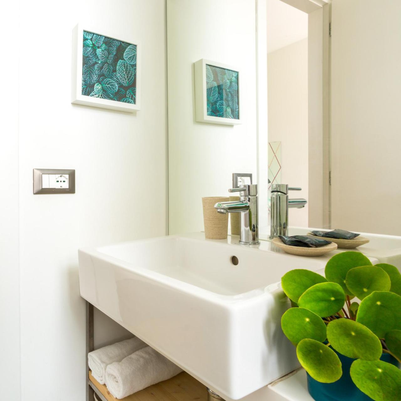 Duomo Views, Light, Jungle-Inspired Studio With Terrace ミラノ エクステリア 写真